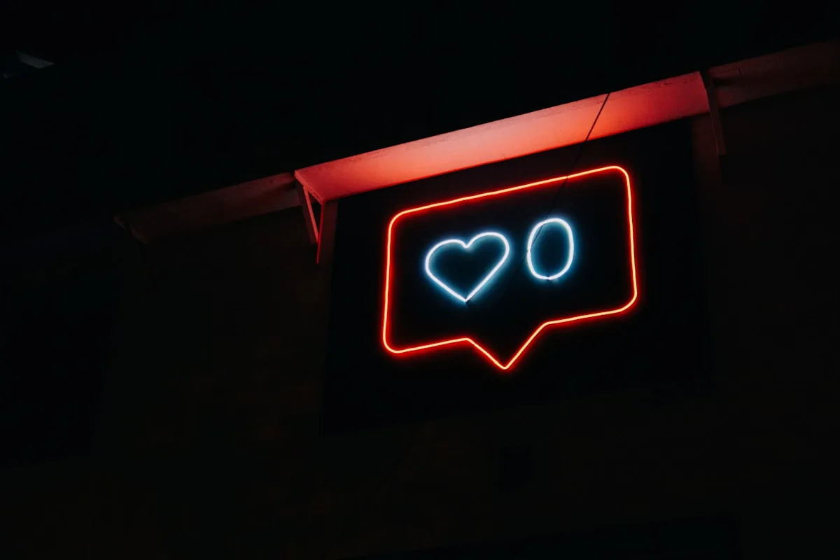 A red neon speech bubble sign containing a blue heart and a zero